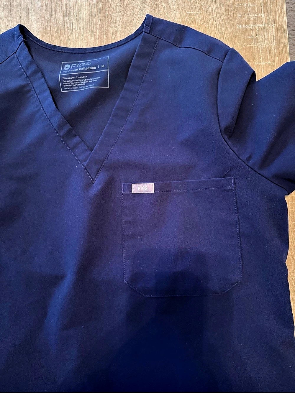 FIGS Navy Catarina One-Pocket Scrub Top - M - Picture 3 of 5